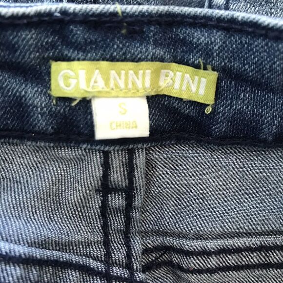 Gianni Bini Mid Rise Floral Embroidered Raw Hem Denim Shorts Size Small - Picture 5 of 5